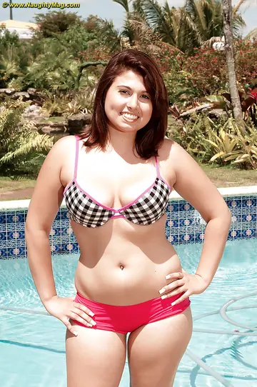Kalie Cruise – Busty BBW Shows Off Her Tattooed Body in Shorts by the Pool