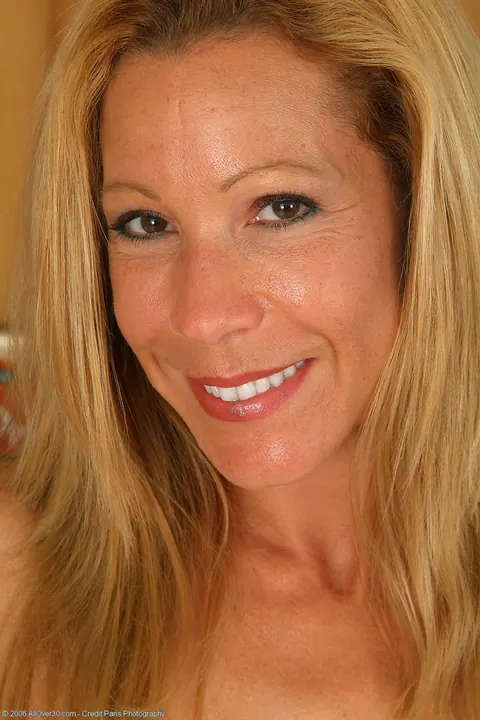 Kimmie Morr: Slim Blonde MILF Keeps Heels On and Bares Her Trimmed Pussy – photo 12 of 20