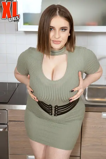 Molly Evans – BBW Brunette Strips Out of Her Lingerie to Show Her Big Tits