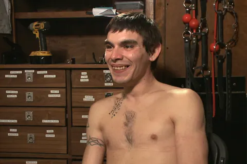 Man Poses Nude and Takes a Gay Facial – photo 21 of 21