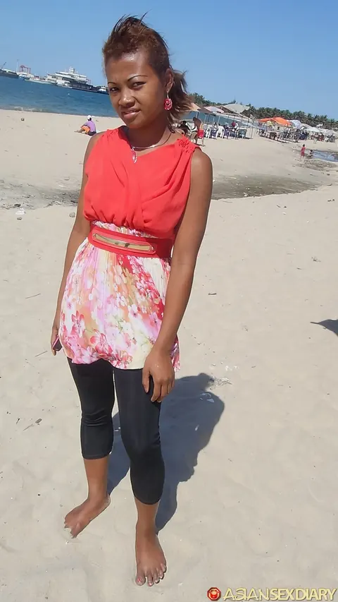 Tall Ebony Babe Gets Fucked Doggy Style on the Beach – photo 2 of 20