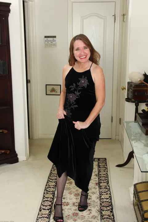 Terri Pazelli: Redhead MILF with Natural Tits Undresses and Poses – photo 1 of 21