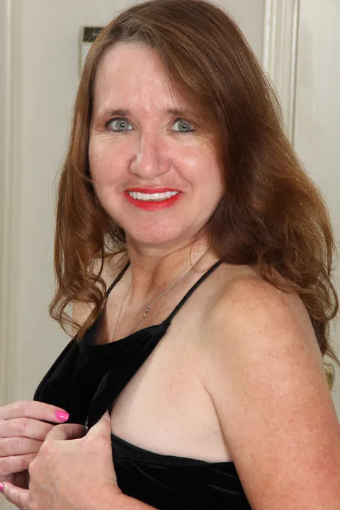 Terri Pazelli: Redhead MILF with Natural Tits Undresses and Poses – photo 3 of 21