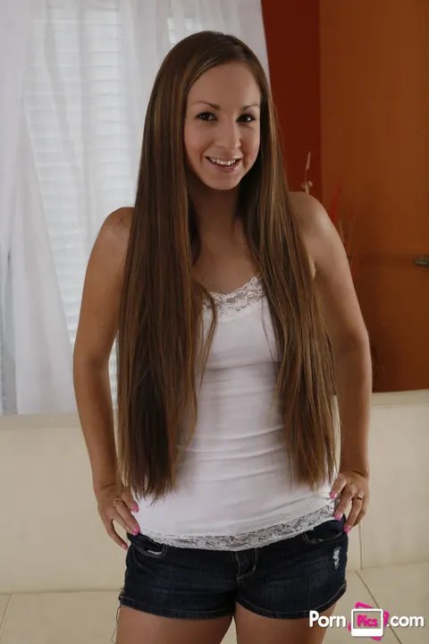 Sofia Cruz: Thick Latina Undresses to Show Her Big Ass – photo 1 of 21