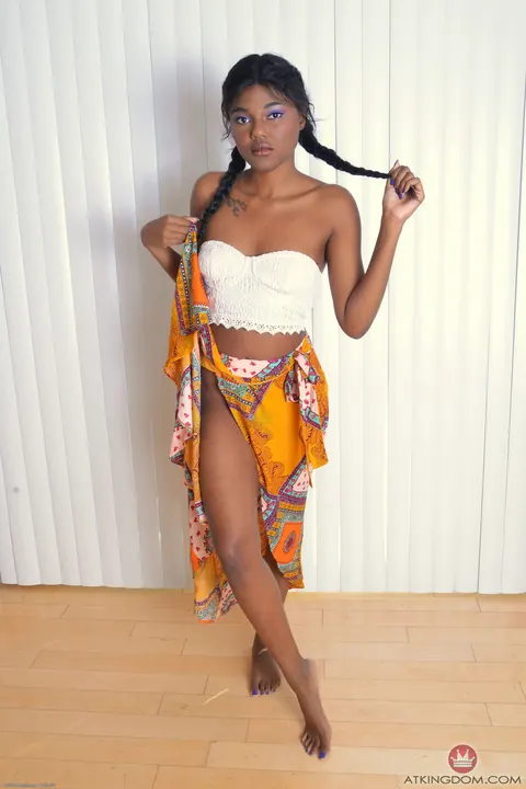 Yara Skye: Slim Ebony Brunette Bares Her Shaved Pussy – photo 3 of 20