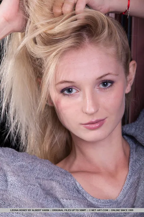 Leona Honey: Czech Blonde Strips Out of Her Panties and Spreads – photo 9 of 18