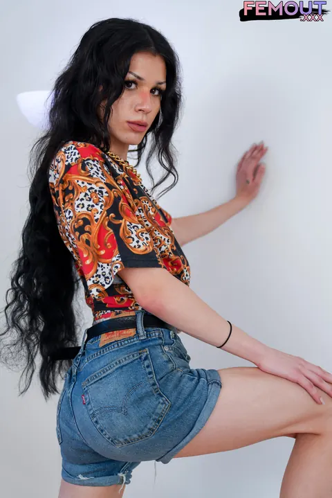 Trans Woman Strips Nude and Poses with Confidence – photo 3 of 16
