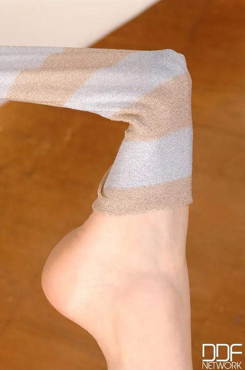 Mira Sunset: Curly Redhead Strips Out of Her Stockings and Shows Off Her Feet – photo 12 of 21