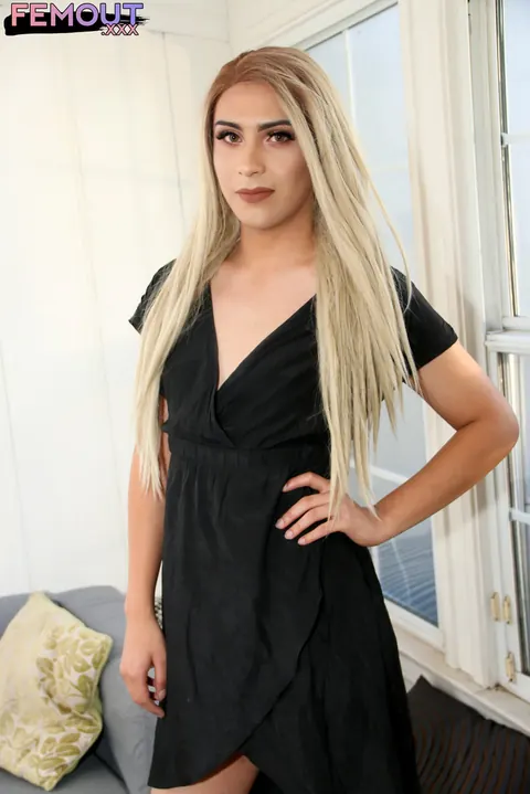 Blonde Trans Woman Poses Nude and Holds Her Big Dick – photo 1 of 16