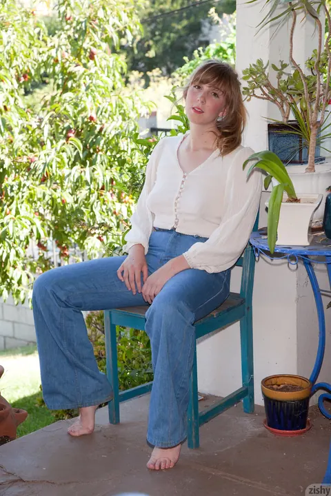 Tilly Hannon: Blonde Amateur Peels Off Her Jeans on the Porch – photo 2 of 11