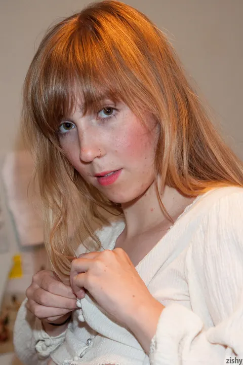 Tilly Hannon: Blonde Amateur Peels Off Her Jeans on the Porch – photo 10 of 11