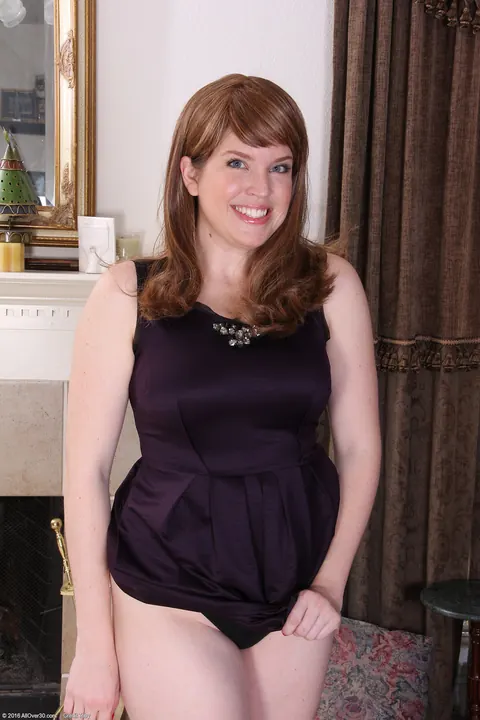 Holly Fuller: Petite Redhead MILF Strips and Shows Her Big Natural Tits – photo 3 of 21