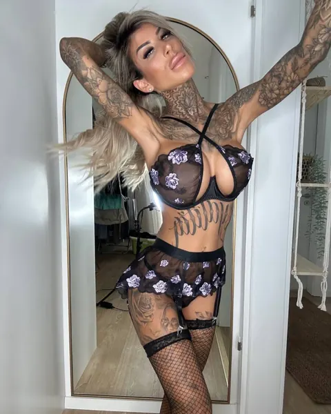 Tattooed Woman Strips and Poses Nude – photo 7 of 10