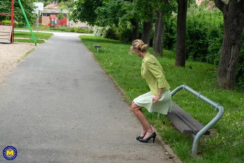 Gia Bawerk: Slim Mature Blonde Strips Outdoors and Fingers Her Pussy – photo 2 of 20