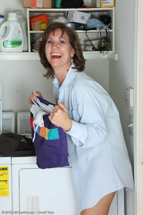 Elle Denay: Thick Brunette MILF Spreads Her Shaved Pussy While Doing Laundry – photo 3 of 16