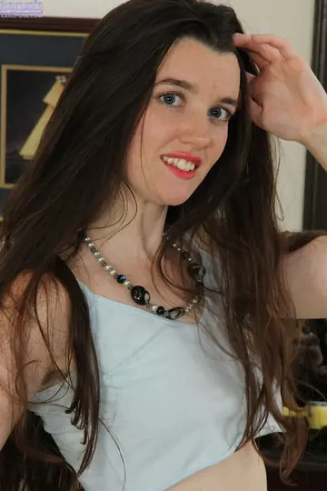 Brunette Amateur Spreads Her Legs and Shows Her Trimmed Pussy