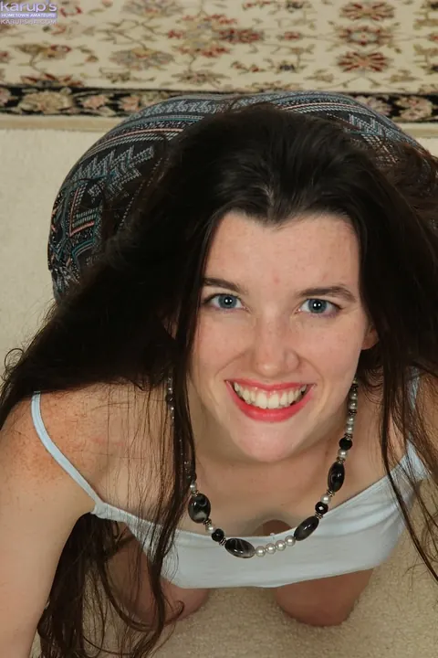 Gabby Smith: Brunette Amateur Spreads Her Legs and Shows Her Trimmed Pussy – photo 4 of 19