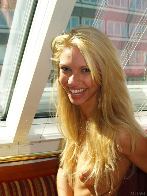 Blonde Model Poses Nude for Glamour Shots – photo 20 of 21