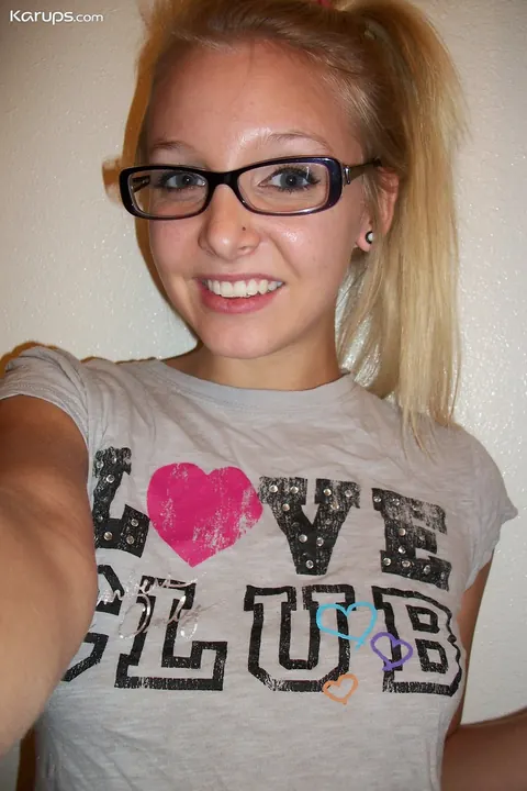 Blonde in Glasses Takes Selfies in a Bikini – photo 3 of 20