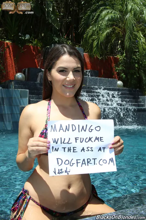 Valentina Nappi: Thick Italian MILF Strips Out of Her Bikini by the Pool – photo 1 of 16