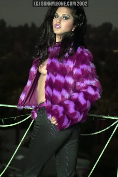 Sunny Leone: Curly Indian MILF Poses in Heels and Reveals Her Trimmed Pussy – photo 1 of 21