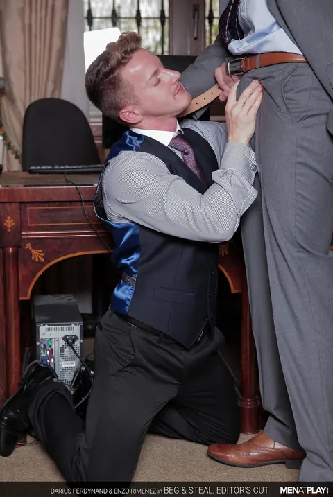 Two Athletic Men Kiss and Fuck in the Office – photo 2 of 20