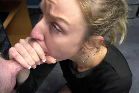 Sasha Sutherland: Amateur Blonde Strips Nude and Gives a Blowjob – photo 7 of 21