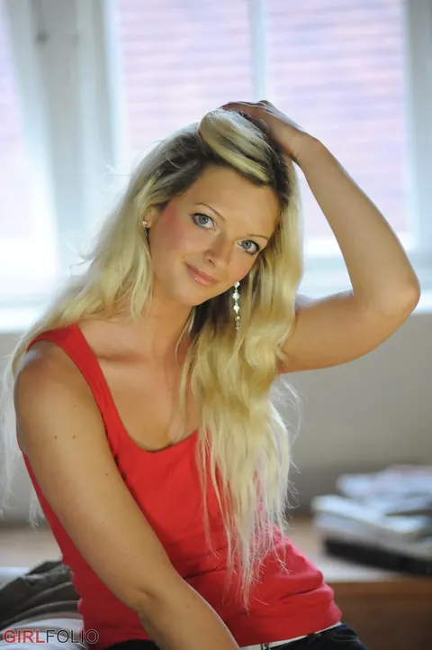 Zuzana Drabinova: Tall Blonde Strips Out of Her Jeans on a Wooden Trunk – photo 1 of 12