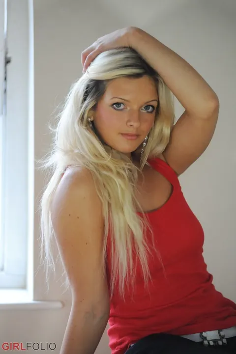 Zuzana Drabinova: Tall Blonde Strips Out of Her Jeans on a Wooden Trunk – photo 3 of 12
