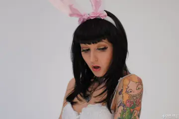 Hellizabeth Queen – Brunette in Bunny Costume Toys Herself with a Carrot and Dildo