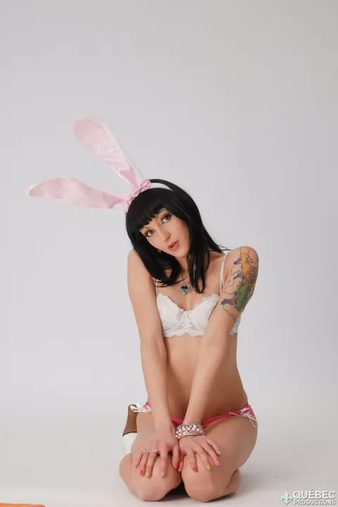 Hellizabeth Queen: Brunette in Bunny Costume Toys Herself with a Carrot and Dildo – photo 6 of 21