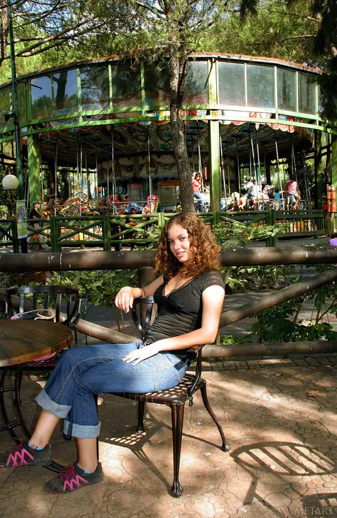 Spanish PAWG Strips Out of Her Jeans Outdoors – photo 13 of 21