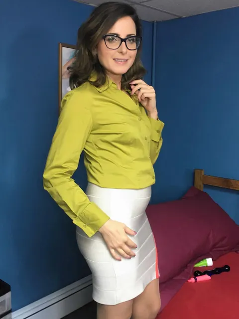 Helena Price: Hairy MILF in Pantyhose and Glasses Double-Penetrates with Dildos – photo 1 of 20