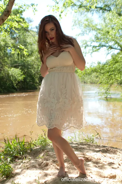 Elizabeth Marxs: Redhead with Big Natural Tits Flashes Outdoors in a Skirt – photo 2 of 15