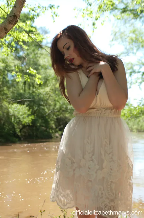 Elizabeth Marxs: Redhead with Big Natural Tits Flashes Outdoors in a Skirt – photo 1 of 15