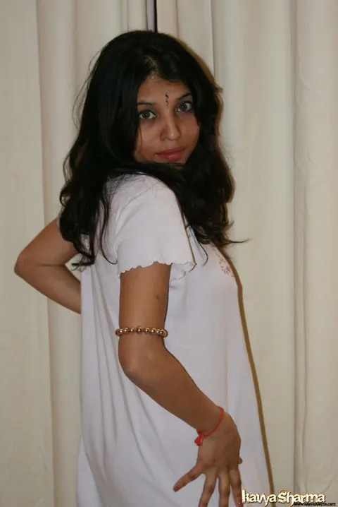 Kavya Sharma: Indian MILF Undresses and Poses Nude – photo 6 of 12