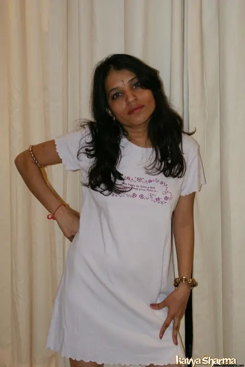Kavya Sharma: Indian MILF Undresses and Poses Nude – photo 4 of 12