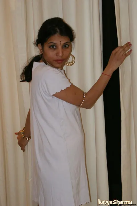 Kavya Sharma: Indian MILF Undresses and Poses Nude – photo 3 of 12
