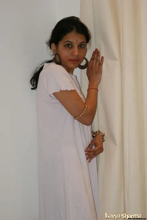 Kavya Sharma: Indian MILF Undresses and Poses Nude – photo 2 of 12