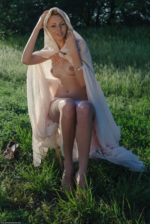Alina Porter: Ukrainian Blonde Poses Nude and Shows Her Natural Tits – photo 4 of 21