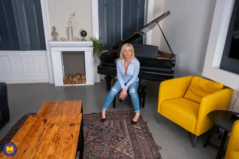 Casey Szilvia: European Blonde MILF Shows Her Curves in Jeans and Heels – photo 1 of 20