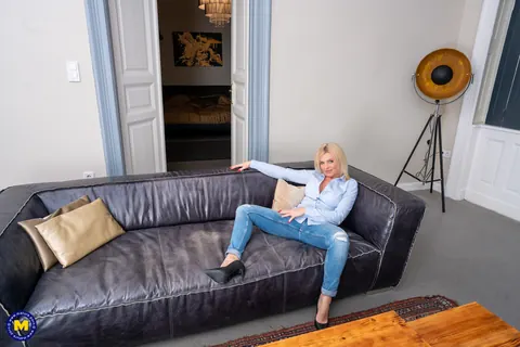 Casey Szilvia: European Blonde MILF Shows Her Curves in Jeans and Heels – photo 9 of 20