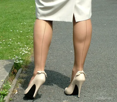 Woman in a Skirt and High Heels Poses Outdoors – photo 11 of 16