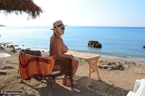 Nudechrissy: Thick Blonde MILF with Big Tits Poses Nude on the Beach in Glasses – photo 17 of 18