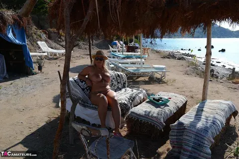 Nudechrissy: Thick Blonde MILF with Big Tits Poses Nude on the Beach in Glasses – photo 11 of 18