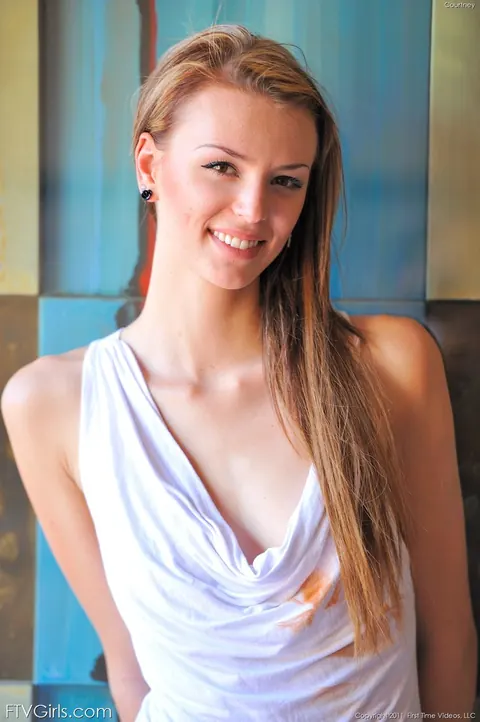 Tall Woman Strips Out of Her Dress and Spreads Outdoors – photo 1 of 20
