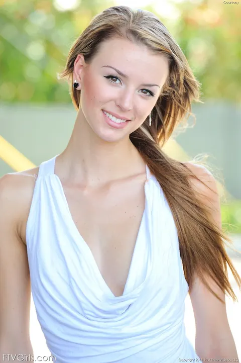 Tall Woman Strips Out of Her Dress and Spreads Outdoors – photo 10 of 20