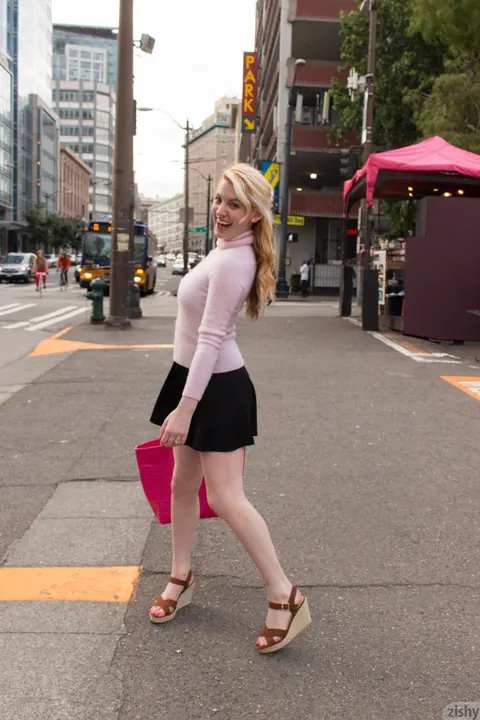 Wynn Leonard: Petite Blonde Lifts Her Skirt Outdoors – photo 11 of 12