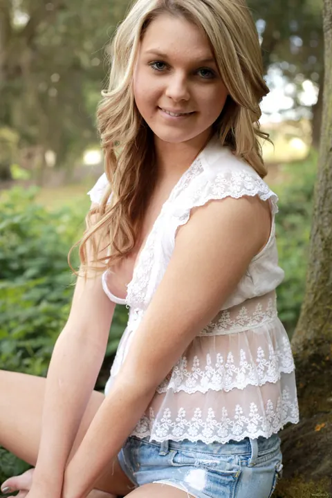 Chloe Lynn: Blonde in Shorts Undresses and Poses Outdoors – photo 2 of 21