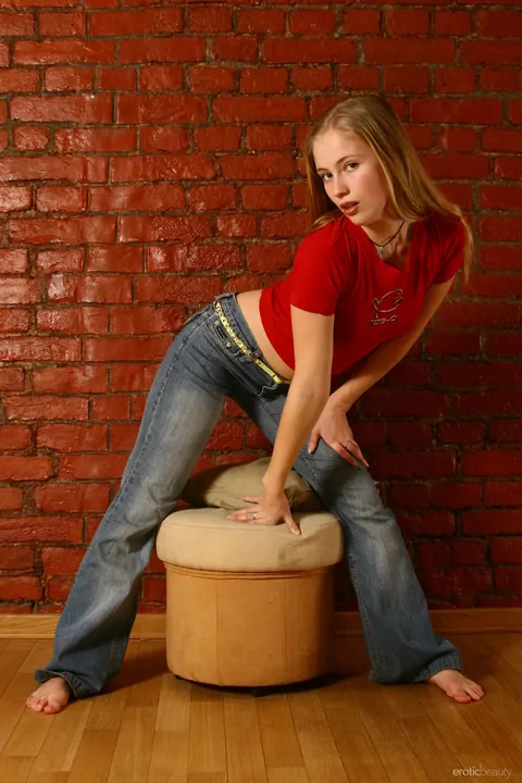 Woman Poses Nude and Reveals Her Body – photo 4 of 21